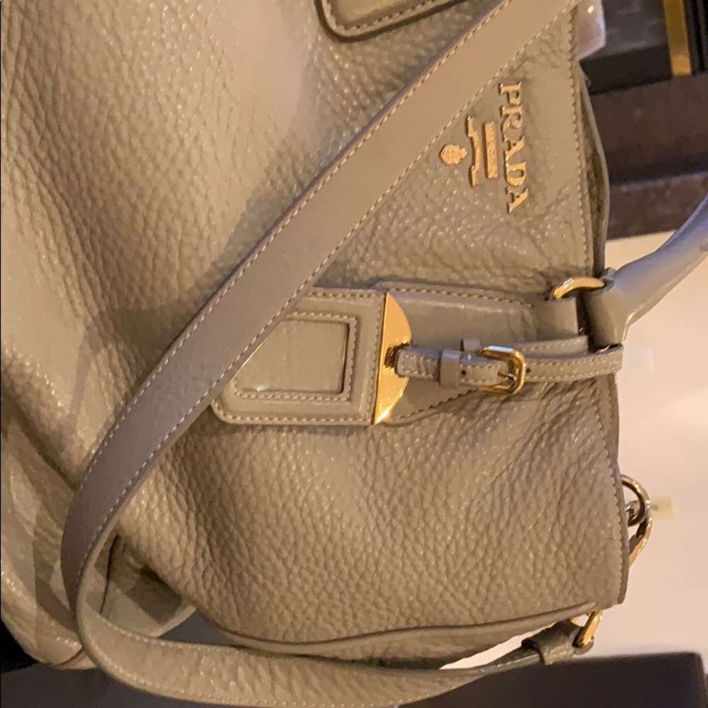💯 Authentic PRADA Beige Grey pebbled leather. - Picture 3 of 8